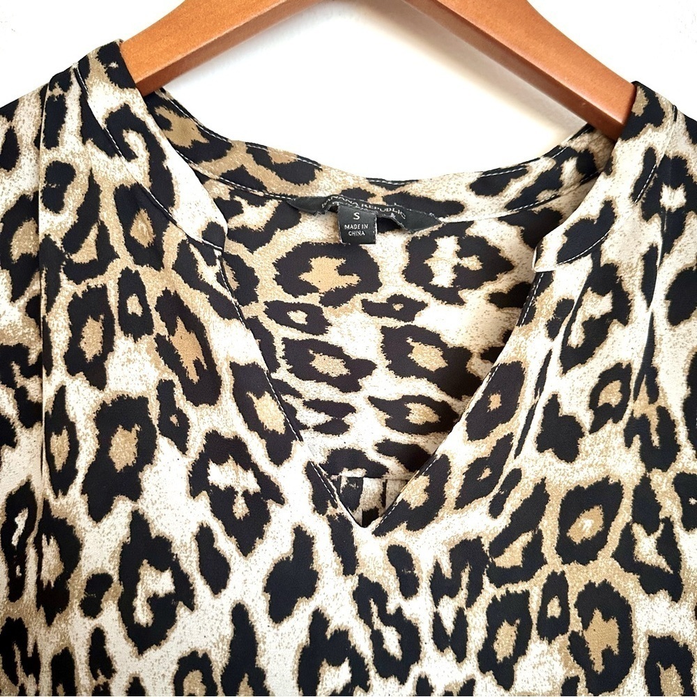 Banana Republic Elegant Blouse in Classic Cheetah Print Size Small - Picture 2 of 11